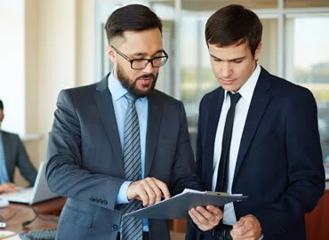 Provides expertise on legal matters and compliance. - GG扑克